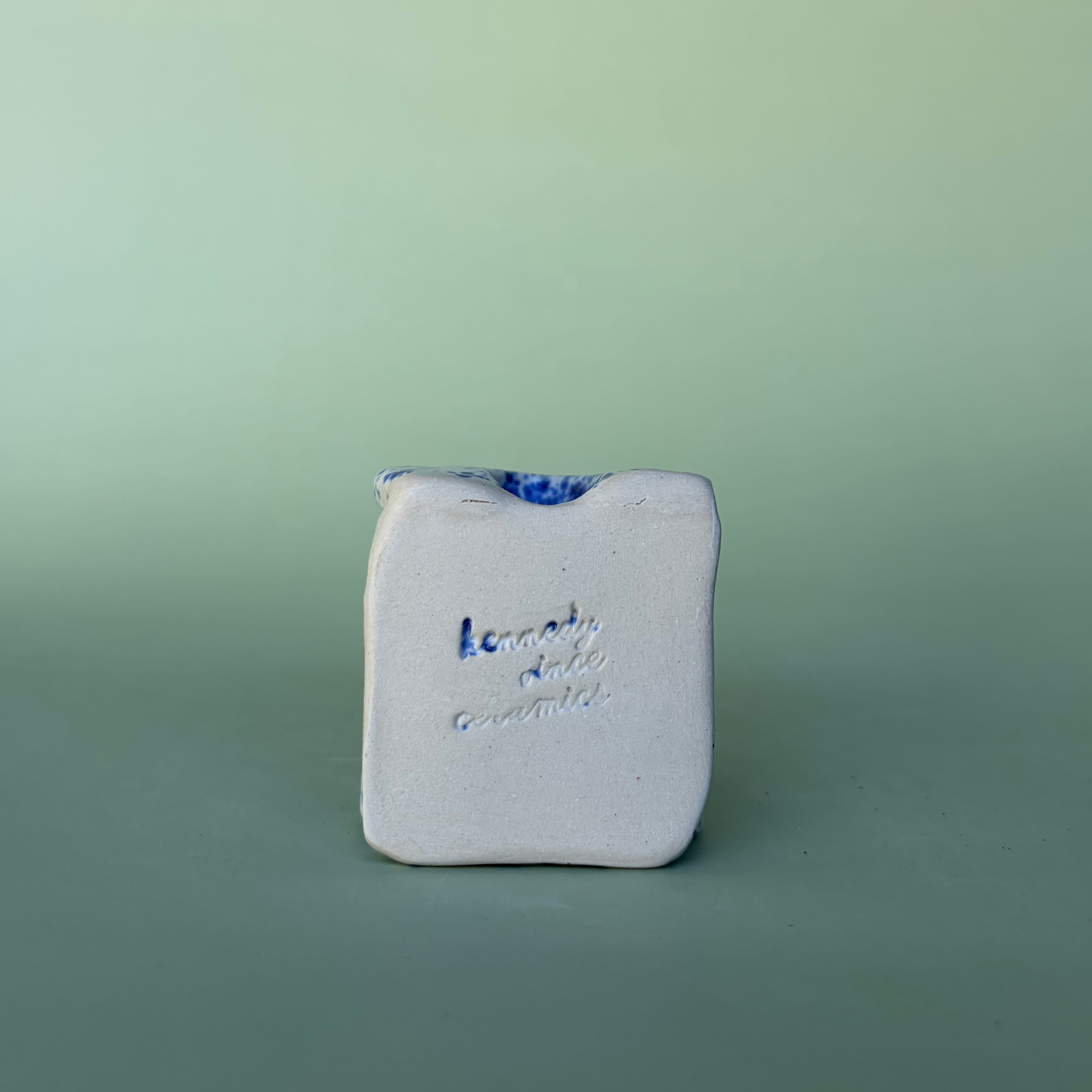 Wavy Sponge Holder in Nimbus (1)