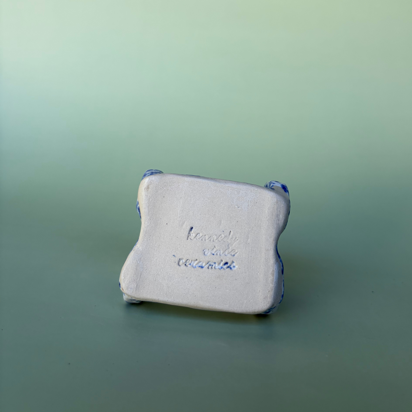 Wavy Sponge Holder in Nimbus (2)