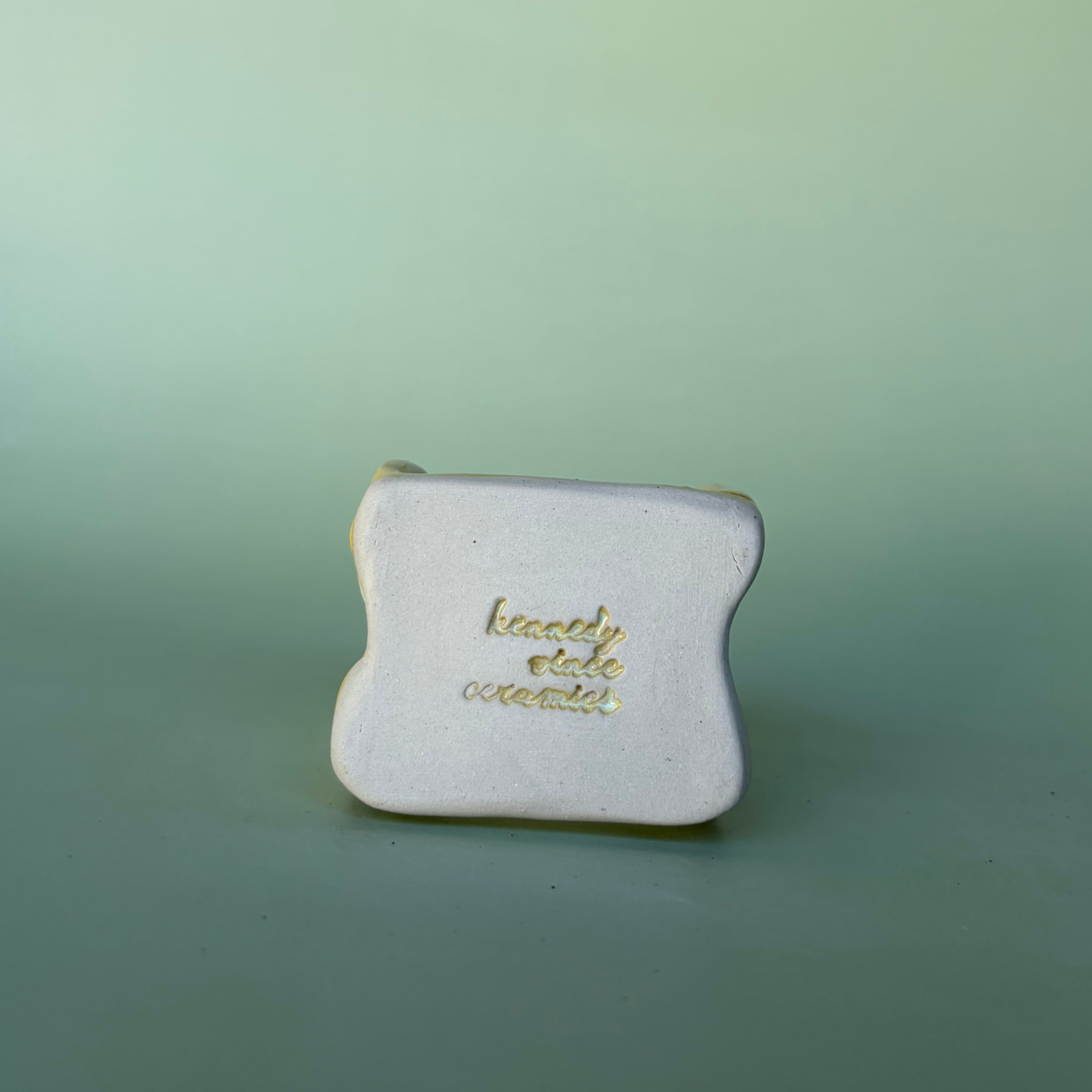 Wavy Sponge Holder in Custard (1)