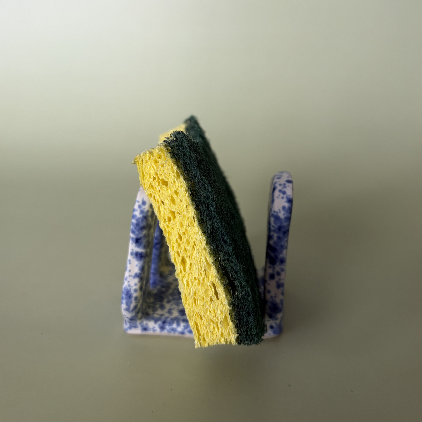 Wavy Sponge Holder in Nimbus
