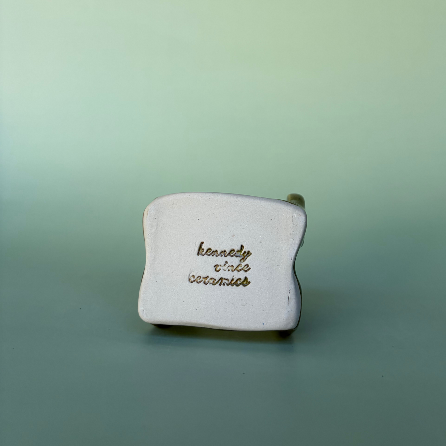 Wavy Sponge Holder in Capers (1)