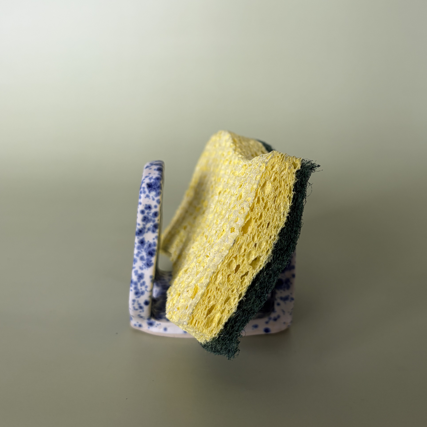 Wavy Sponge Holder in Nimbus