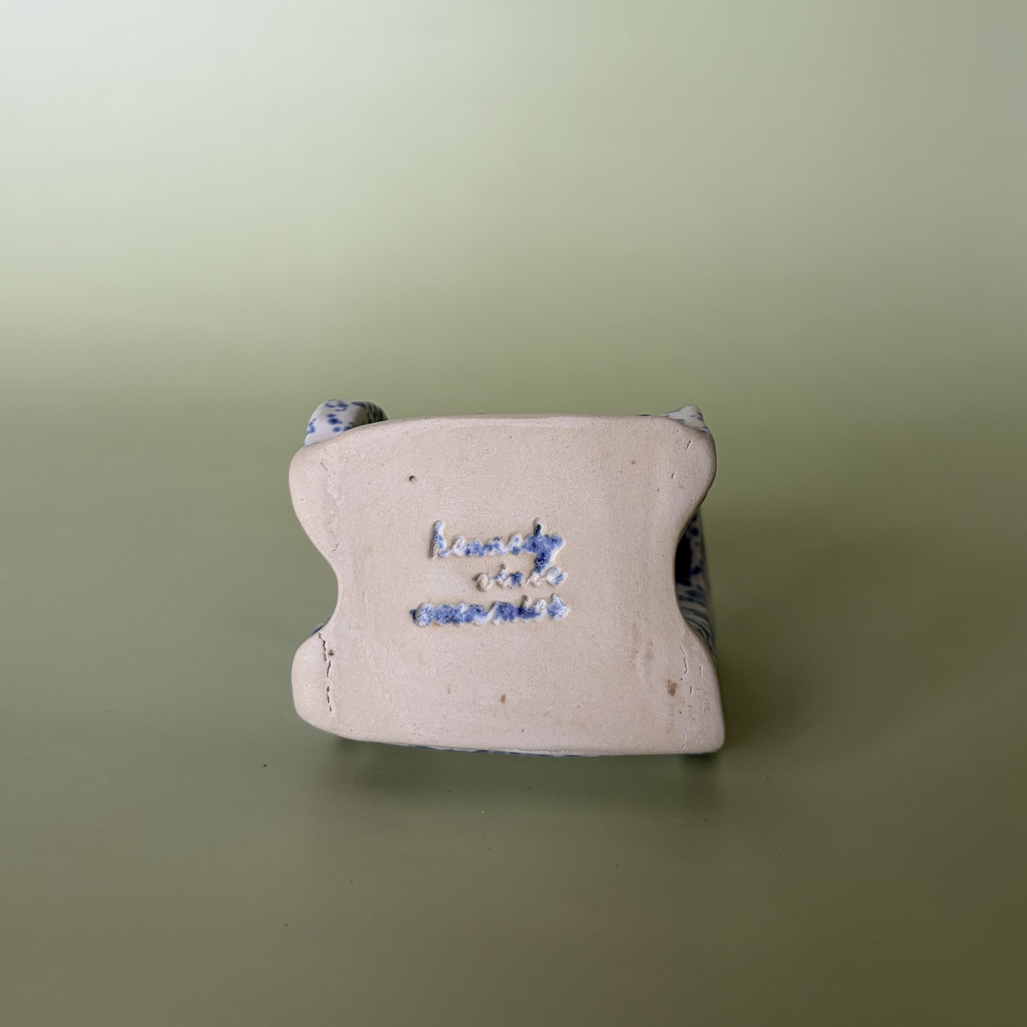 Wavy Sponge Holder in Nimbus